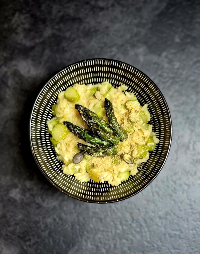 Risotto vert d'asperges printanières et levure de bière