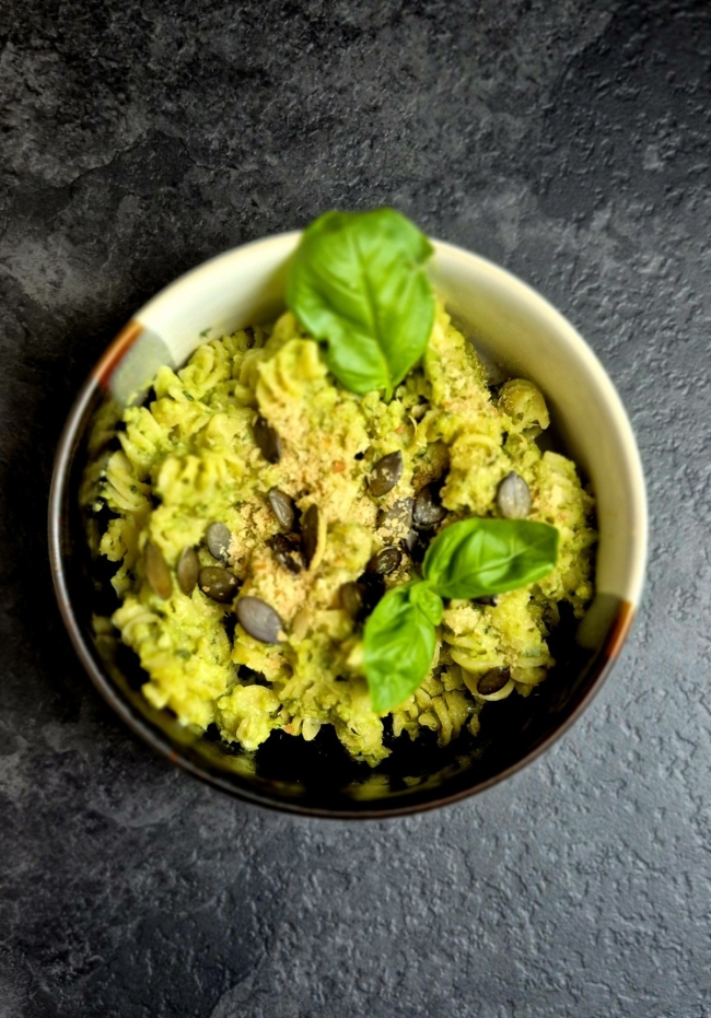 Fusilli sans gluten à la crème d'avocat et basilic frais